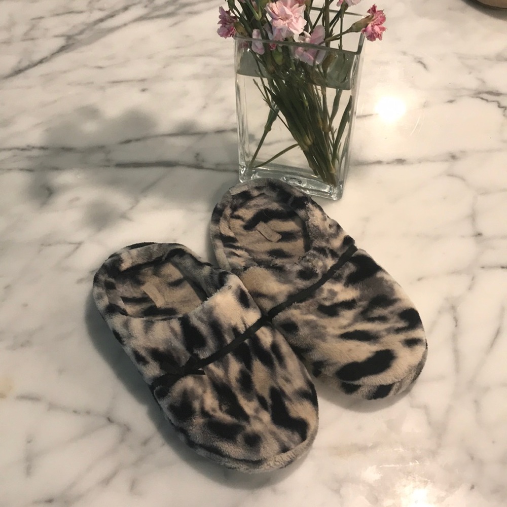 Soma black and white size 9 slippers.
